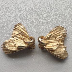 Vintage ART Signed Arthur Pepper Gold Tone Leaf Clip-On Earrings Textured Fan